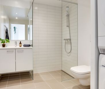 Lys bolig med to værelser, egen altan og indbyggede skabe. Perfekt ... - Photo 2