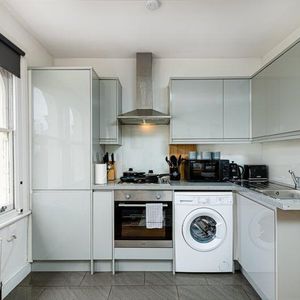 1 bedroom in a flat share to rent - Photo 2