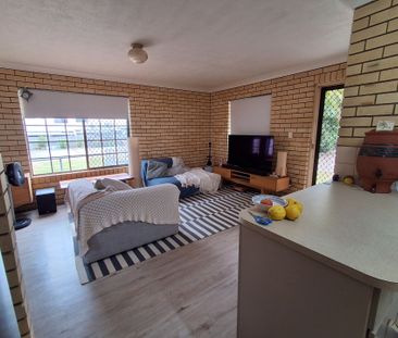 Charming Townhouse in Heart of Redcliffe - Photo 2