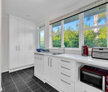 Immaculately presented Unit- Fully Furnished - Photo 1