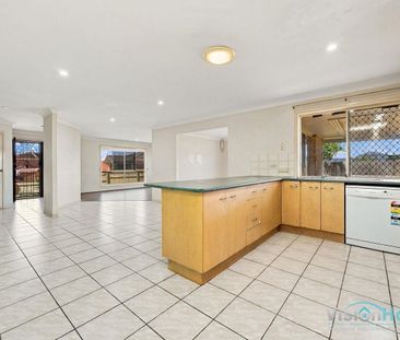 LARGE FAMILY HOME IN A QUIET CUL DE SAC - Photo 4