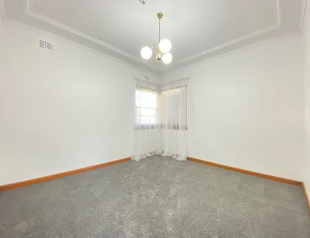 4 BEDROOM HOME IN KINGSGROVE! - Photo 5