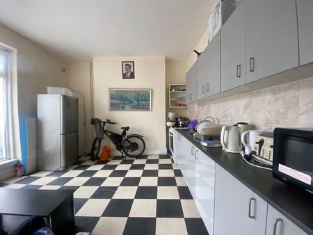 Room in a Shared Flat, Woodgrange Road, E7 - Photo 5