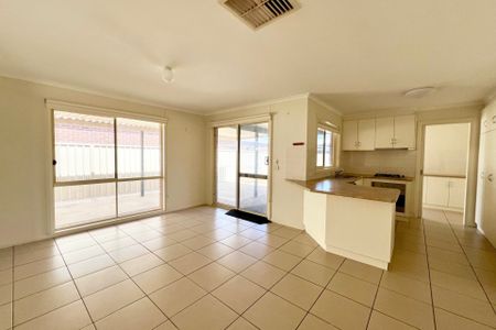 10 Maddison Close, Mildura VIC 3500 - Photo 5