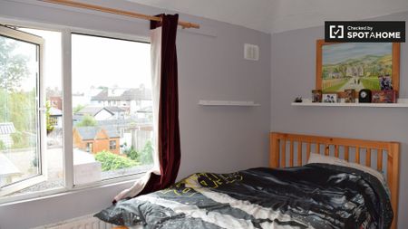 Bright room to rent in 2-bedroom flat in Crumlin, Dublin - Photo 3