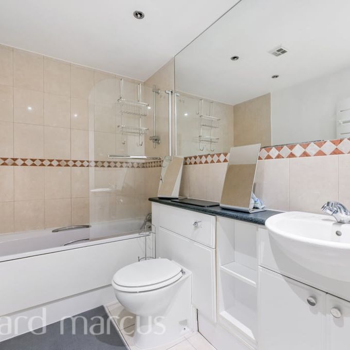 Holland Gardens, Brentford - Photo 1