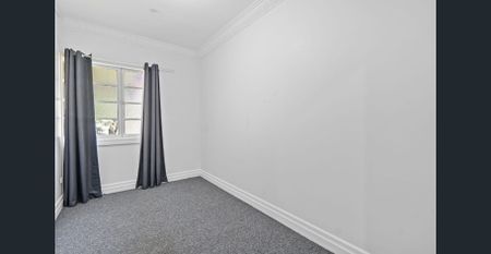 Spacious Family Home in a Prime Upper Mount Gravatt Location - Photo 4