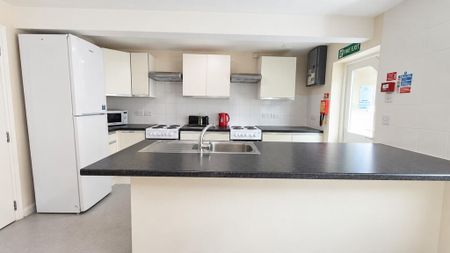 10 bedroom house share to rent - Photo 3