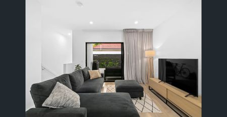 Modern 3-Bedroom Townhouse in Prime Kedron Location! - Photo 2