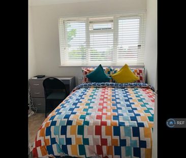 1 bedroom in a flat share to rent - Photo 3