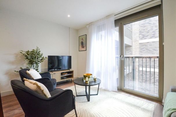 3 bed flat to rent in Randalls Way, Leatherhead, KT22 - Photo 1