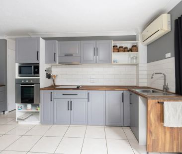 Charming & Updated 3-Bedroom Unit in a Quiet Pocket - Photo 4