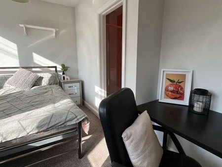 Bed En-suite Student Property / Available Now, LN5 - Photo 2