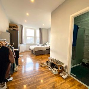 Room in a Spacious House NN2 6BH - Photo 3