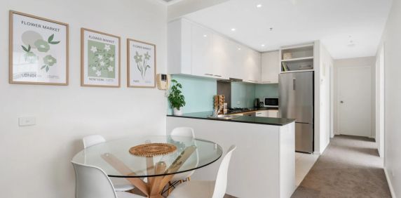 Light & bright apartment in ideal location - Photo 2