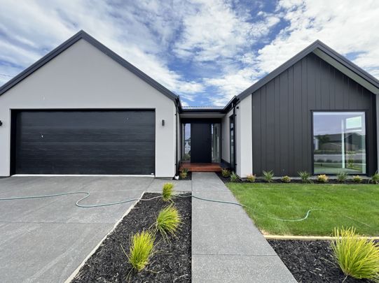 102 Skibbereen Dr, Halswell - Photo 1