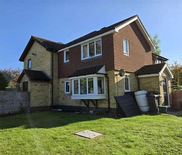 Bedroom Semi-detached House In Guildford, GU4 - Photo 4