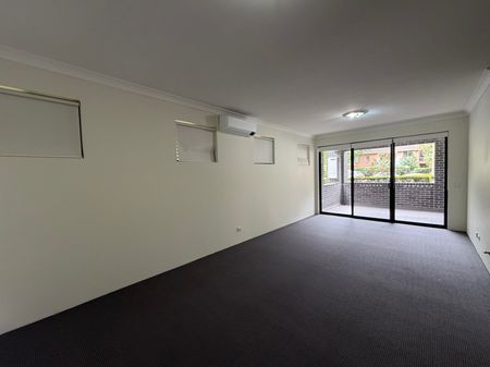 Beautiful Freshly Painted 2 Bedroom Unit, Fantastic Location, Brand New Carpet Throughout! - Photo 2