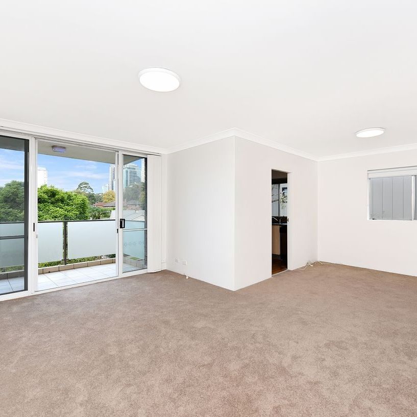 OVERSIZED APARTMENT WITH SKYLINE VIEWS - Photo 1