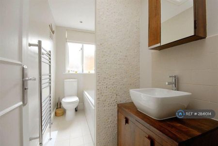 2 bedroom flat to rent - Photo 5