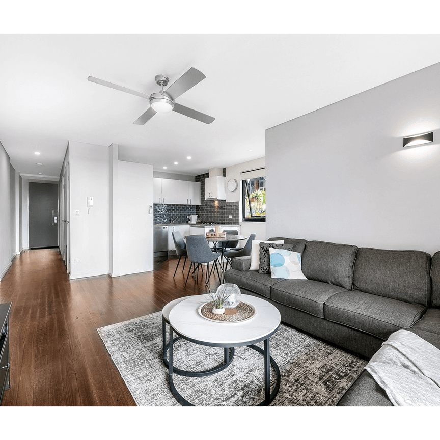 Modern one-bedroom apartment with breathtaking views - Photo 1