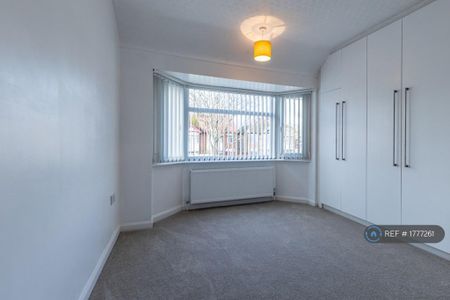 3 bedroom semi-detached house to rent - Photo 3