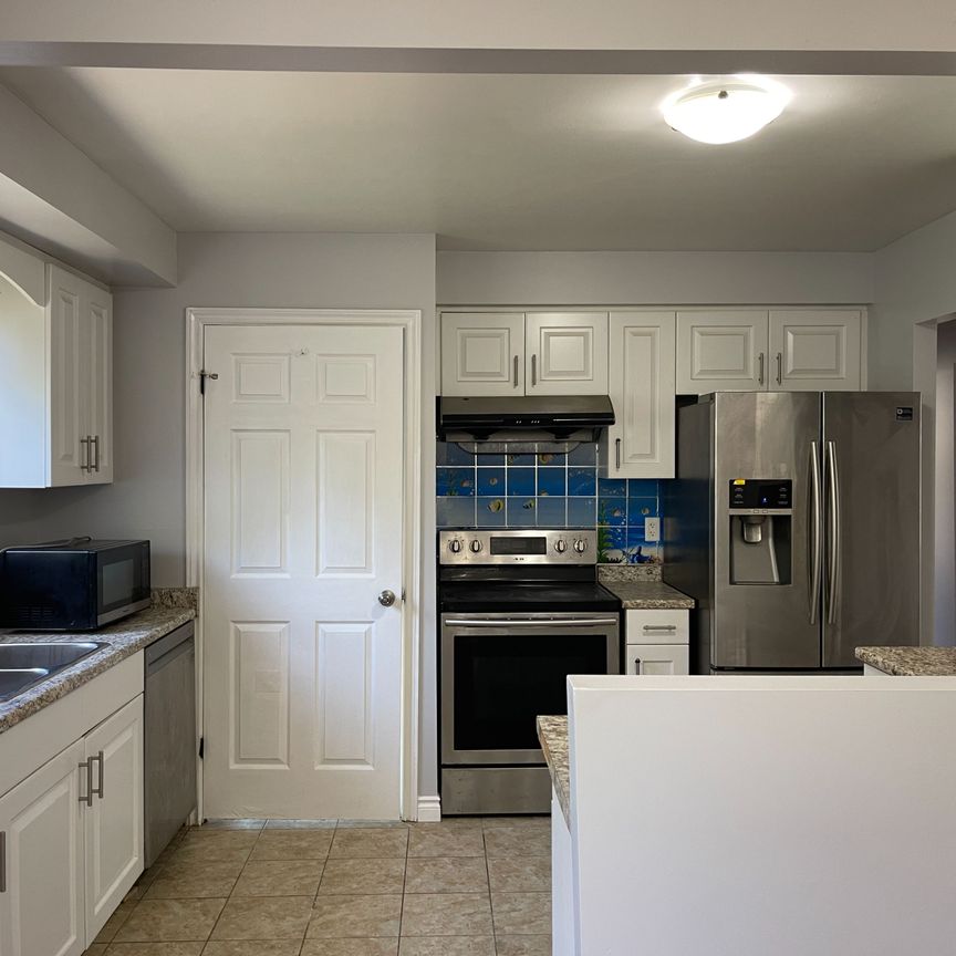 For Lease - 172 Darlington Drive, Hamilton, Ontario - Photo 1