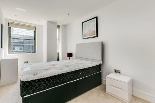 3 bedroom flat in London - Photo 1