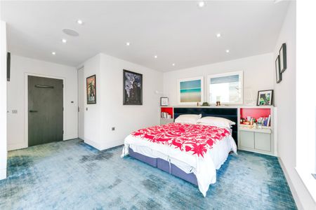 Modern mews home with parking in prime Connaught Village - Photo 5