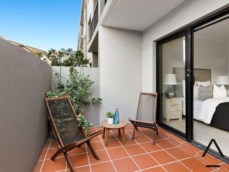 Two Bedroom Courtyard Apartment - Photo 4