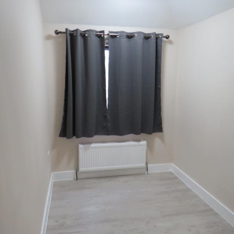 4 bedroom end of terrace house to rent - Photo 1