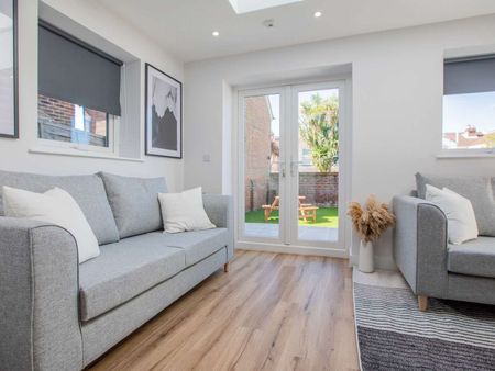 Double Ensuite Room in Luxury Modern HMO in Gladys Avenue, North End Portsmouth. Room 2 - Photo 3