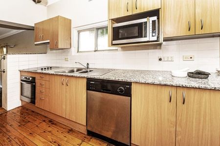 Spacious Family Home Backing Directly Onto Nagle Park - Photo 5