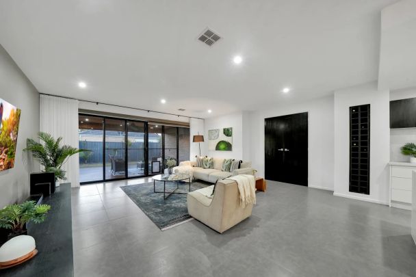 Sophisticated Single Level with Park Views! - Photo 1