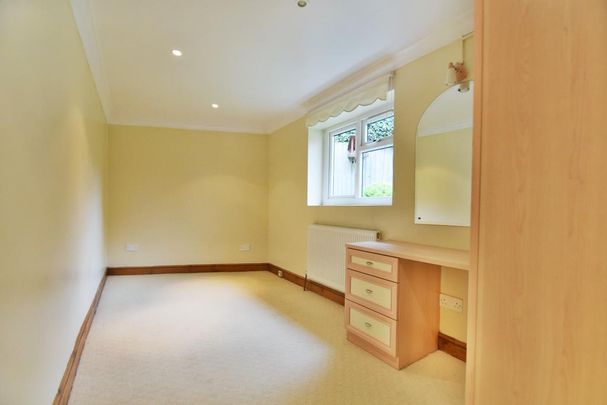 New Road, Hillingdon, UB8 - Photo 1