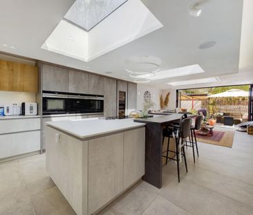 5 bedroom detached house to rent - Photo 1