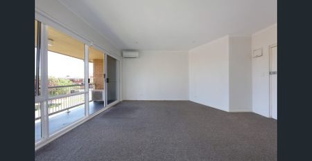 Spacious & Light-Filled One Bedroom Apartment in the Heart of Bentleigh! - Photo 3