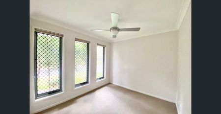 Family-Friendly 4 Bedroom Home with Side Access! - Photo 4