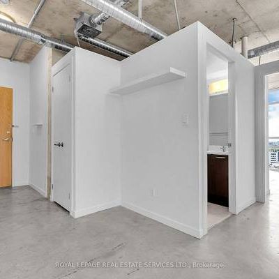 QUEEN WEST 1 BED CORNER UNIT HARD LOFT LOCKER INCLD - Photo 4