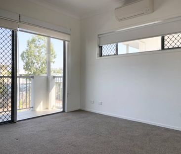 Modern 3 Bedroom Townhouse!! - Photo 5