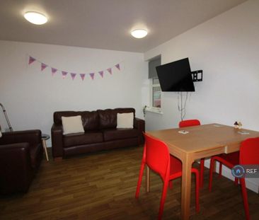 3 bedroom flat to rent - Photo 2