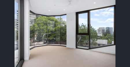 Prestigious Skye Residence with Panoramic River & City Views - Photo 3