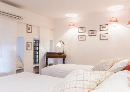 Center-Historic Jewish Quarter: Elegant apartment situated in beautiful Palazzo Nobiliare. Entrance, spacious living with original wood frescoed ceilings, large modern dining and kitchen, 4 bedrooms, 4 Baths, small terrace. #1527