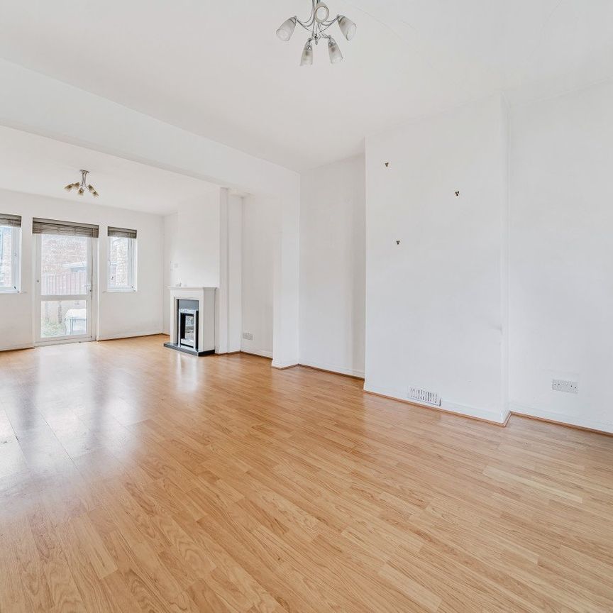 3 Bed Terraced House, St. Andrews Road, W3 - Photo 2