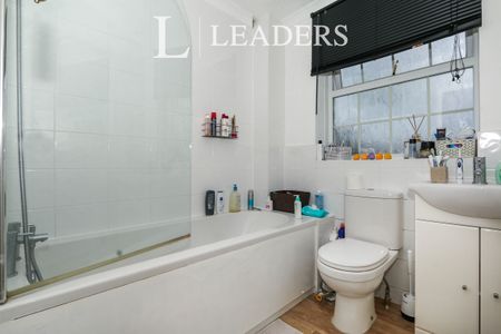 3 bedroom house to rent The Martells, Barton on Sea, New Milton, BH25 - Photo 3