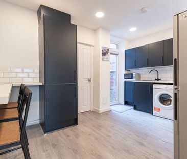 Brand New Ensuite | Luxury House in Wigan | 50% Off 1st Month Rent!... - Photo 6