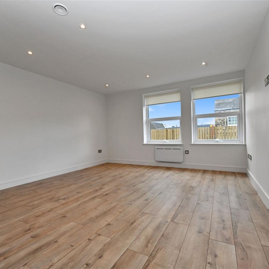 2 bedroom Flat To Let - Photo 1
