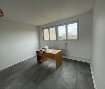 Appartement entièrement rénové disponible à la location. Avec ses 4... - Photo 3