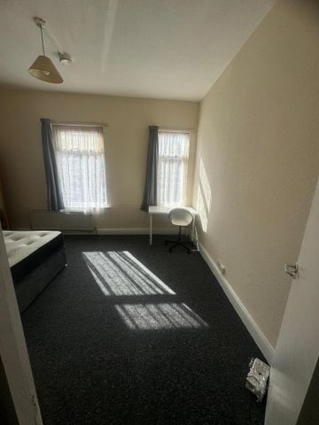 4 bedroom semi-detached house to rent - Photo 2