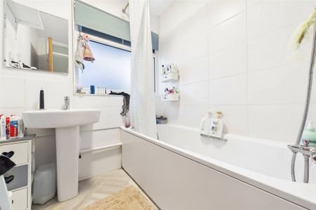 3 bedroom House in Nuthatch Drive, Reading - Photo 5